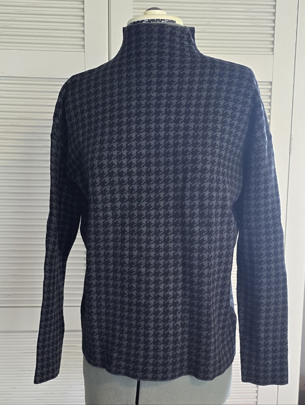 Tahari | Houndstooth Mock Neck Sweater - Black/Green